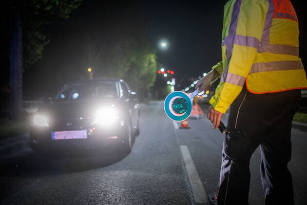 Polizeikontrolle der nächtlichen Ausgangsbeschränkung ab 22 Uhr Stuttgart Stuttgart Baden-Württemberg Deutschland Copyright: xSimonxAdomatx
