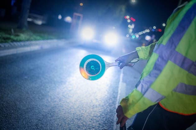 Polizeikontrolle der nächtlichen Ausgangsbeschränkung ab 22 Uhr Stuttgart Stuttgart Baden-Württemberg Deutschland Copyright: xSimonxAdomatx
