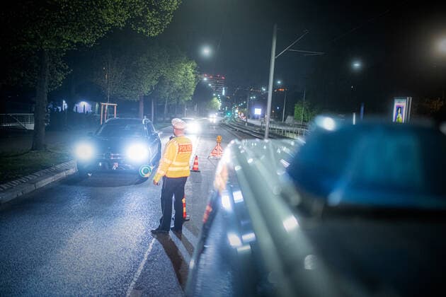 Polizeikontrolle der nächtlichen Ausgangsbeschränkung ab 22 Uhr Stuttgart Stuttgart Baden-Württemberg Deutschland Copyright: xSimonxAdomatx