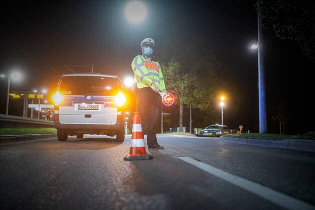 News Bilder des Tages Polizeikontrolle der nächtlichen Ausgangsbeschränkung ab 22 Uhr Stuttgart Stuttgart Baden-Württemberg Deutschland Copyright: xSimonxAdomatx