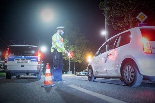 Polizeikontrolle der nächtlichen Ausgangsbeschränkung ab 22 Uhr Stuttgart Stuttgart Baden-Württemberg Deutschland Copyright: xSimonxAdomatx