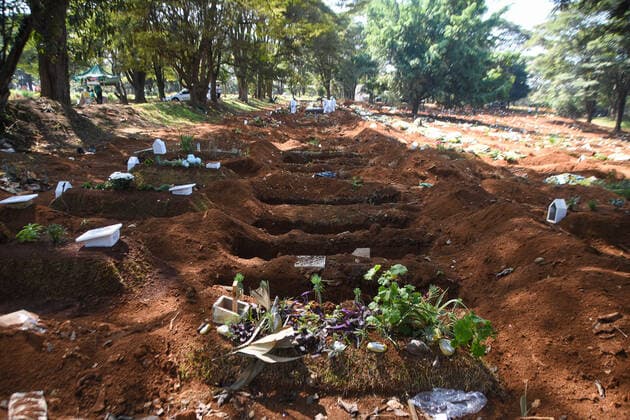 Brazil: View of the open graves at the Vila Formosa Cemetery View of the open graves at the Vila Formosa Cemetery in São Paulo. The country has recorded 2,866 deaths from Covid-19 in the past 24 hours and has totaled 386,623 deaths since the start of the pandemic. With that, the moving average of deaths in Brazil in the last 7 days reached 2,514. Sao Paulo Brazil Copyright: RonaldoxSilva