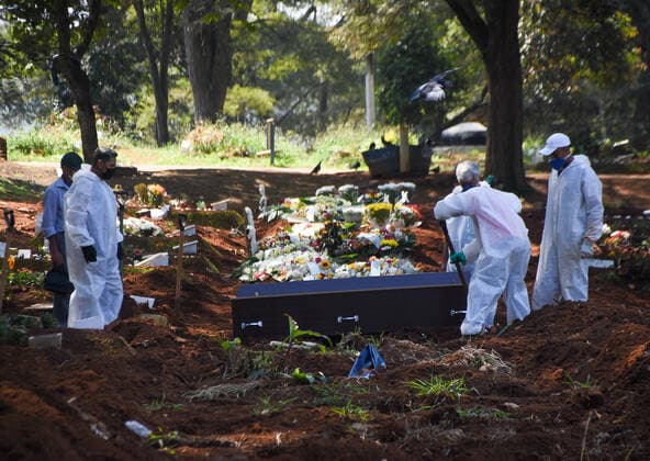 Brazil: View of the open graves at the Vila Formosa Cemetery View of the open graves at the Vila Formosa Cemetery in São Paulo. The country has recorded 2,866 deaths from Covid-19 in the past 24 hours and has totaled 386,623 deaths since the start of the pandemic. With that, the moving average of deaths in Brazil in the last 7 days reached 2,514. Sao Paulo Brazil Copyright: RonaldoxSilva