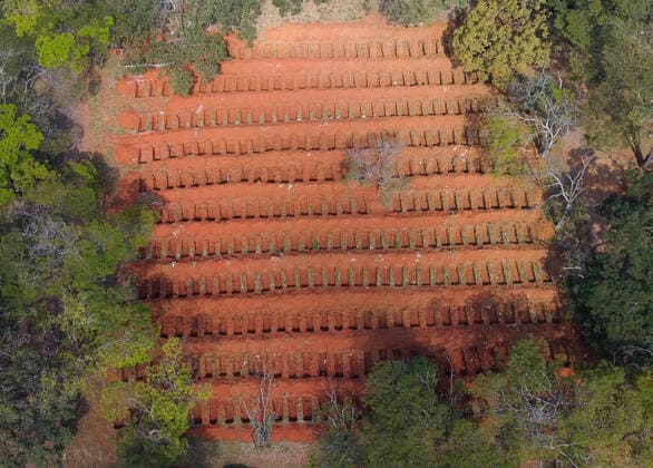 Bilder des Jahres 2021, News 04 April News Themen der Woche KW16 News Bilder des Tages Brazil: View of the open graves at the Vila Formosa Cemetery (EDITORS NOTE: Image taken by a drone) Aerial images of the open graves at the Vila Formosa Cemetery in São Paulo. The country has recorded 2,866 deaths from Covid-19 in the past 24 hours and has totaled 386,623 deaths since the start of the pandemic. With that, the moving average of deaths in the last 7 days reached 2,514. Sao Paulo Brazil Copyright: RonaldoxSilva