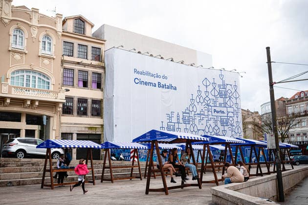 April 24, 2021, Porto, Portugal: Young people hang out in an empty market at the Batalha area..Portugal is at the 3rd stage of the deconfinement plan but stores, restaurants and coffee shops are still closed on the weekend during the afternoon. Porto Portugal - ZUMAs197 20210424_zaa_s197_216 Copyright: xTeresaxNunesx