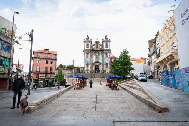 April 24, 2021, Porto, Portugal: A man wearing a face mask walks with his dog in an almost empty square of Santo Ildefonso..Portugal is at the 3rd stage of the deconfinement plan but stores, restaurants and coffee shops are still closed on the weekend during the afternoon. Porto Portugal - ZUMAs197 20210424_zaa_s197_220 Copyright: xTeresaxNunesx