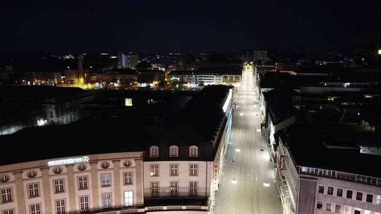25.04.2021 xkx Kassel, Bundesnotbremse wegen Covid19 (Corona) sieht auch in Kassel eine nächtliche Ausgangssperre vor Bild zeigt die obere Königstrasse in Kassel auf der nur ein Auto der Ordnungspolizei die Einhaltung der Ausgangssperre kontrolliert