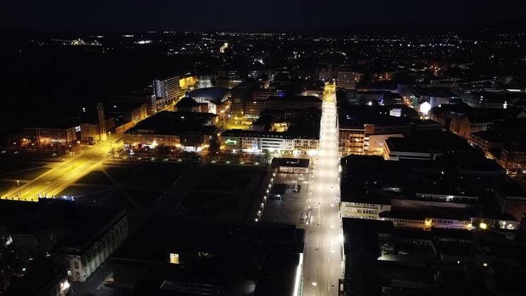 25.04.2021 xkx Kassel, Bundesnotbremse wegen Covid19 (Corona) sieht auch in Kassel eine nächtliche Ausgangssperre vor Bild zeigt die obere Königstrasse in Kassel auf der nur ein Auto der Ordnungspolizei die Einhaltung der Ausgangssperre kontrolliert