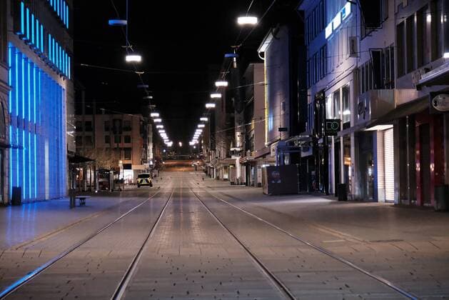 News Themen der Woche KW16 News Bilder des Tages 25.04.2021 xkx Kassel, Bundesnotbremse wegen Covid19 (Corona) sieht auch in Kassel eine nächtliche Ausgangssperre vor Bild zeigt die obere Königstrasse in Kassel auf der nur ein Auto der Ordnungspolizei die Einhaltung der Ausgangssperre kontrolliert