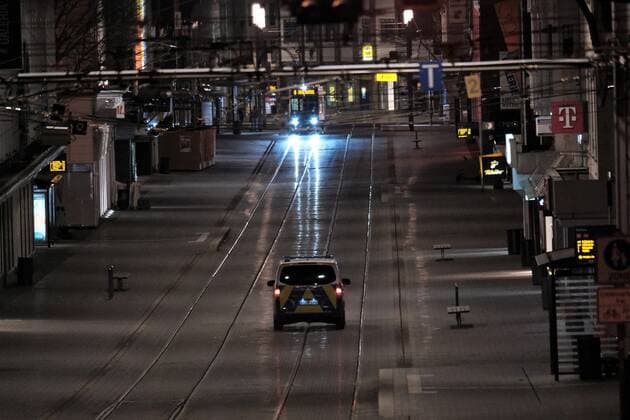 25.04.2021 xkx Kassel, Bundesnotbremse wegen Covid19 (Corona) sieht auch in Kassel eine nächtliche Ausgangssperre vor Bild zeigt die obere Königstrasse in Kassel auf der nur ein Auto der Ordnungspolizei die Einhaltung der Ausgangssperre kontrolliert