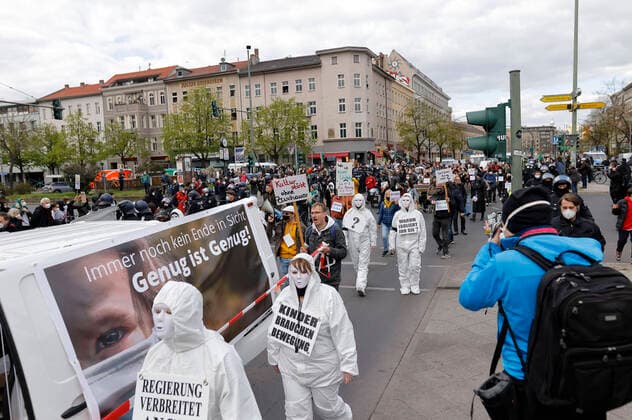 Bilder des Jahres 2021, News 04 April News Themen der Woche KW16 News Bilder des Tages Demonstration in Kreuzberg unter dem Motto Generation miteinander - Herzensangelegenheit aus dem Kreis der Querdenker-Bewegung. Am Rande der Demo kam es zu zahlreichen Gegenprotesten. Berlin, 24.04.2021 *** Demonstration in Kreuzberg under the motto Generation with each other Heart matter from the circle of lateral thinkers movement On the fringes of the demo there were numerous counter-protests Berlin, 24 04 2021 Foto:xJ.xMWx xFuturexImage