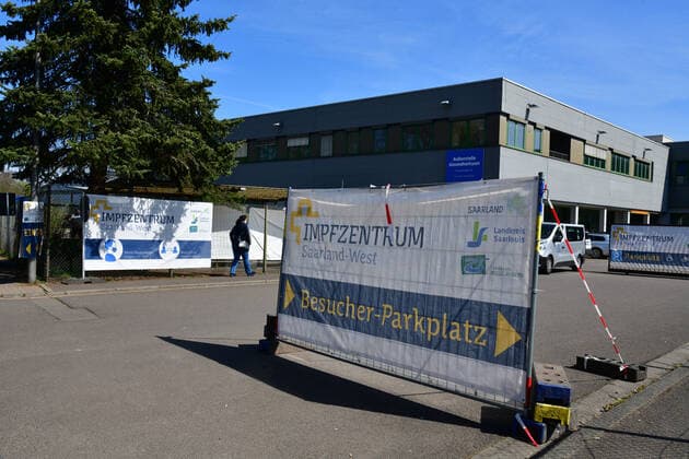 Das Impfzentrum Saarland West in Saarlouis am Samstag (24.4.2021). Hier werden Impfungen gegen das Corona-Virus durchgeführt.