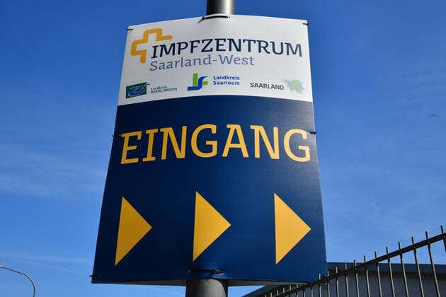 Das Impfzentrum Saarland West in Saarlouis am Samstag (24.4.2021). Hier werden Impfungen gegen das Corona-Virus durchgeführt.