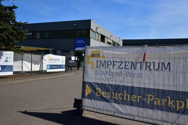Das Impfzentrum Saarland West in Saarlouis am Samstag (24.4.2021). Hier werden Impfungen gegen das Corona-Virus durchgeführt.