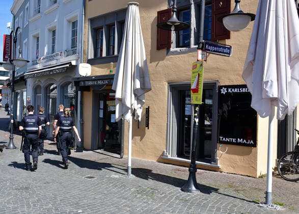 Ausgestorben ist die Saarbrücker Innenstadt am Samstag (24.4.2021) trotz des neuen Lockdowns wegen der Corona Beschränkungen des Bundes nicht gerade. Es ist Wochenmarkt auf dem St. Johanner Markt und die Geschäfte bieten Abholung vorbestellter Waren an. Polizeibeamte kontrollieren regelmäßig (Foto) und weisen Maskenmuffel auf die MAskenpflicht hin .