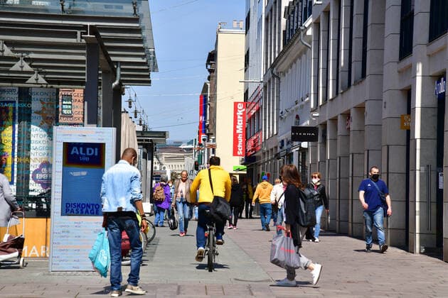Ausgestorben ist die Saarbrücker Innenstadt am Samstag (24.4.2021) trotz des neuen Lockdowns wegen der Corona Beschränkungen des Bundes nicht gerade. Es ist Wochenmarkt auf dem St. Johanner Markt und die Geschäfte bieten Abholung vorbestellter Waren an. .