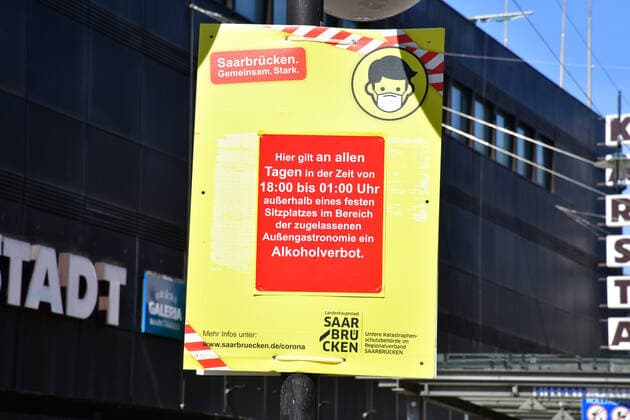 Ausgestorben ist die Saarbrücker Innenstadt am Samstag (24.4.2021) trotz des neuen Lockdowns wegen der Corona Beschränkungen des Bundes nicht gerade. Es ist Wochenmarkt auf dem St. Johanner Markt und die Geschäfte bieten Abholung vorbestellter Waren an. .