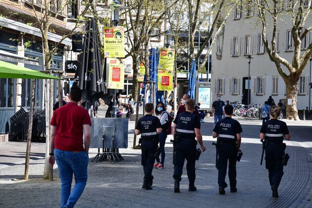 Ausgestorben ist die Saarbrücker Innenstadt am Samstag (24.4.2021) trotz des neuen Lockdowns wegen der Corona Beschränkungen des Bundes nicht gerade. Es ist Wochenmarkt auf dem St. Johanner Markt und die Geschäfte bieten Abholung vorbestellter Waren an. Polizeibeamte kontrollieren regelmäßig (Foto) und weisen Maskenmuffel auf die MAskenpflicht hin .