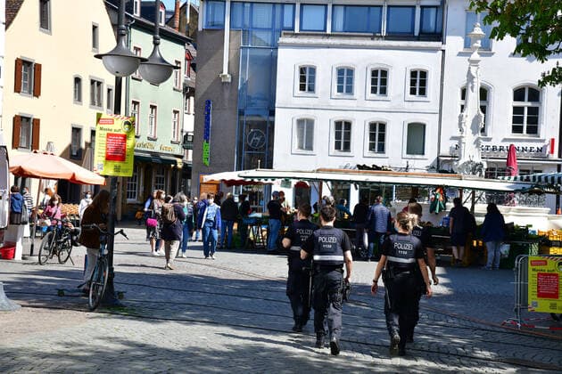 Ausgestorben ist die Saarbrücker Innenstadt am Samstag (24.4.2021) trotz des neuen Lockdowns wegen der Corona Beschränkungen des Bundes nicht gerade. Es ist Wochenmarkt auf dem St. Johanner Markt und die Geschäfte bieten Abholung vorbestellter Waren an. Polizeibeamte kontrollieren regelmäßig (Foto) und weisen Maskenmuffel auf die MAskenpflicht hin .