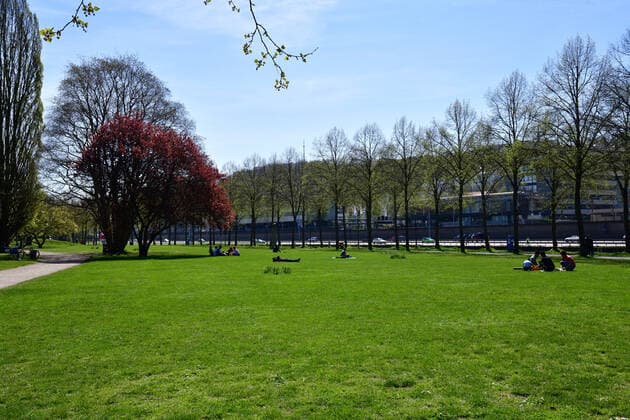 In den sonst viel bevölkerten Saarwiesen ist am Samstag (24.4.2021) trotz bestem Wetter wenig los rund um das Saarbrücker Staatstheater. Der Lockdown durch die umstrittene Corona Bundesnotbremse hat die Menschen vom Besuch der Stadt abgehalten.