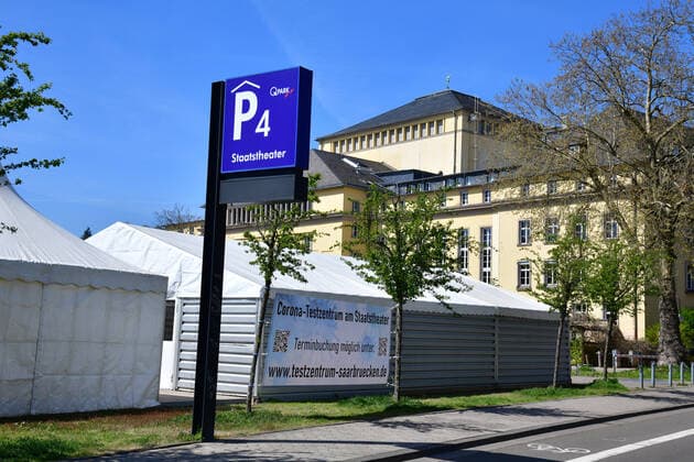 Ein neues Testzentrum steht am Samstag (24.4.2021) hinter dem Saarbrücker Staatstheater.