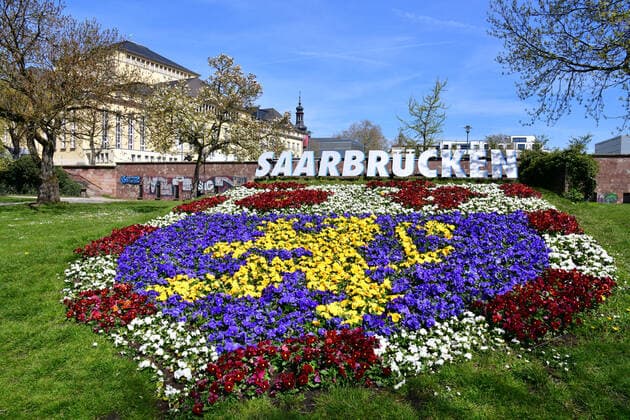 In den sonst viel bevölkerten Saarwiesen ist am Samstag (24.4.2021) trotz bestem Wetter wenig los rund um das Saarbrücker Staatstheater. Der Lockdown durch die umstrittene Corona Bundesnotbremse hat die Menschen vom Besuch der Stadt abgehalten.