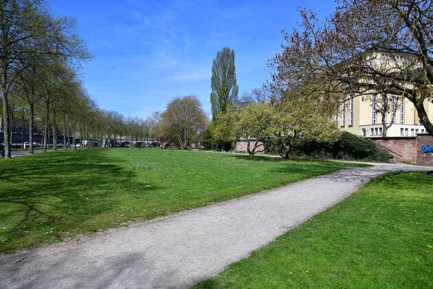In den sonst viel bevölkerten Saarwiesen ist am Samstag (24.4.2021) trotz bestem Wetter wenig los rund um das Saarbrücker Staatstheater. Der Lockdown durch die umstrittene Corona Bundesnotbremse hat die Menschen vom Besuch der Stadt abgehalten.