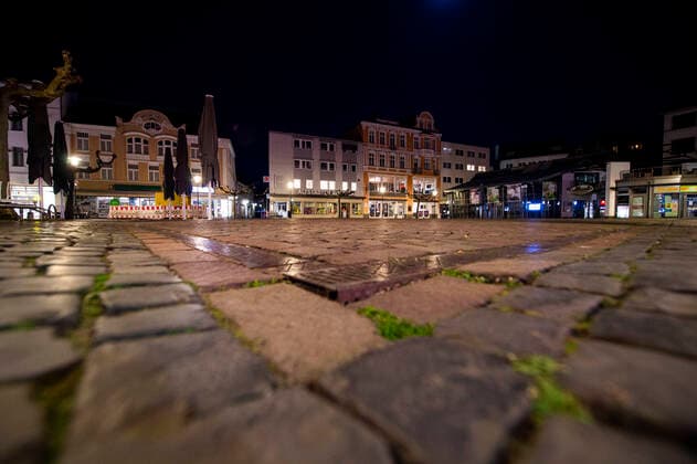 Coronavirus - Ausgangssperre in Herford Menschenleere Straßen waren ab 22 Uhr die Regel in der Stadt Herford in der Nacht. Foto: Kirchner-Media Wedel Herford Nordrhein-Westfalen Deutschland Copyright: xKirchner-Media Wedelx