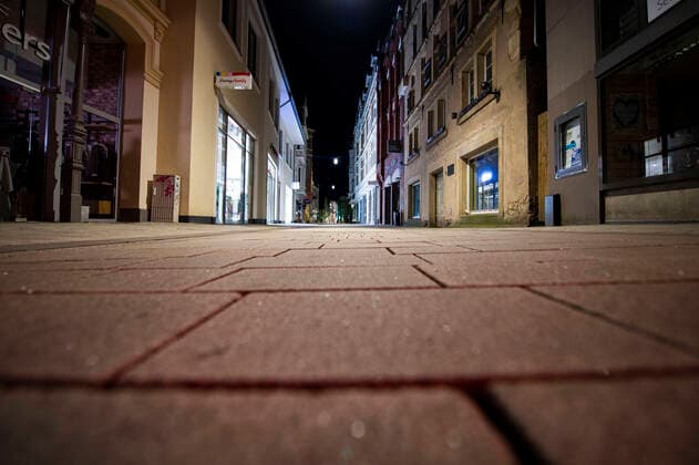 Coronavirus - Ausgangssperre in Herford Menschenleere Straßen waren ab 22 Uhr die Regel in der Stadt Herford in der Nacht. Foto: Kirchner-Media Wedel Herford Nordrhein-Westfalen Deutschland Copyright: xKirchner-Media Wedelx