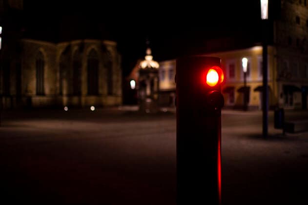 Coronavirus - Ausgangssperre in Herford Menschenleere Straßen waren ab 22 Uhr die Regel in der Stadt Herford in der Nacht. Eine rote Ampel leuchtet. Foto: Kirchner-Media Wedel Herford Nordrhein-Westfalen Deutschland Copyright: xKirchner-Media Wedelx