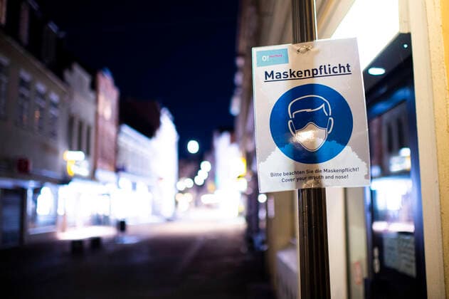 Coronavirus - Ausgangssperre in Herford Menschenleere Straßen waren ab 22 Uhr die Regel in der Stadt Herford in der Nacht. Foto: Kirchner-Media Wedel Herford Nordrhein-Westfalen Deutschland Copyright: xKirchner-Media Wedelx