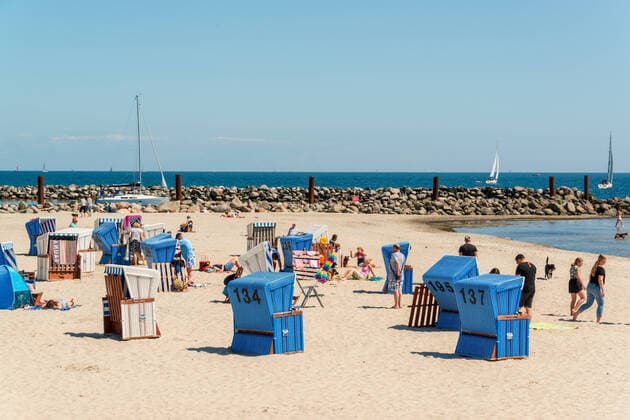 Bilder des Jahres 2021, News 04 April News Themen der Woche KW16 News Bilder des Tages Schleiregion Eckernförde, 25.04.2021 Zurzeit Deutschlands einziger Urlaubsort: die Modellregion Schlei Eckernförde. Mit Lockerungen für Beherbergung und für die Gastronomie aber mit strengen Hygienekonzepten kann in Eckernförde und Umgebung wieder Urlaub gemacht werden. Alle Urlauber und Tagesgäste müssen negative Test vorweisen und können damit sogar innen im Restaurant essen gehen. Die gleichen Voraussetzungen gelten für die Schleiregion. Auch Sportboothäfen dürfen wieder von Skippern anderer Häfen angelaufen werden. Immer gilt: Gibt es ein Corona-konformes Hygienekonzept, dürfen Gäste empfangen werden. *** Schleiregion Eckernförde, 25 04 2021 Currently Germanys only holiday resort the model region Schlei Eckernförde Wit