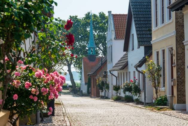 Schleiregion Eckernförde, 25.04.2021 Zurzeit Deutschlands einziger Urlaubsort: die Modellregion Schlei Eckernförde. Mit Lockerungen für Beherbergung und für die Gastronomie aber mit strengen Hygienekonzepten kann in Eckernförde und Umgebung wieder Urlaub gemacht werden. Alle Urlauber und Tagesgäste müssen negative Test vorweisen und können damit sogar innen im Restaurant essen gehen. Die gleichen Voraussetzungen gelten für die Schleiregion. Auch Sportboothäfen dürfen wieder von Skippern anderer Häfen angelaufen werden. Immer gilt: Gibt es ein Corona-konformes Hygienekonzept, dürfen Gäste empfangen werden. *** Schleiregion Eckernförde, 25 04 2021 Currently Germanys only holiday resort the model region Schlei Eckernförde Wit