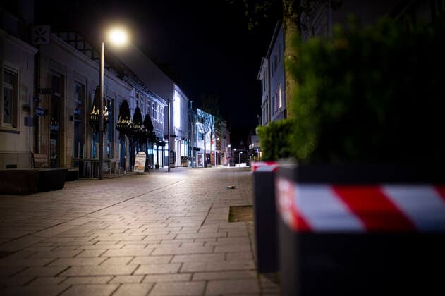 Coronavirus - Ausgangssperre in Bünde Die Straßen in der Innenstadt von Bünde sind mit Beginn des Bundes-Notstandes menschenleer. Foto: Kirchner-Media Wedel Bünde Nordrhein-Westfalen Deutschland Copyright: xKirchner-Media Wedelx