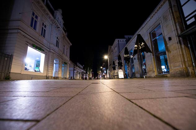 Coronavirus - Ausgangssperre in Bünde Die Straßen in der Innenstadt von Bünde sind mit Beginn des Bundes-Notstandes menschenleer. Foto: Kirchner-Media Wedel Bünde Nordrhein-Westfalen Deutschland Copyright: xKirchner-Media Wedelx