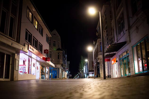 Coronavirus - Ausgangssperre in Bünde Die Straßen in der Innenstadt von Bünde sind mit Beginn des Bundes-Notstandes menschenleer. Foto: Kirchner-Media Wedel Bünde Nordrhein-Westfalen Deutschland Copyright: xKirchner-Media Wedelx