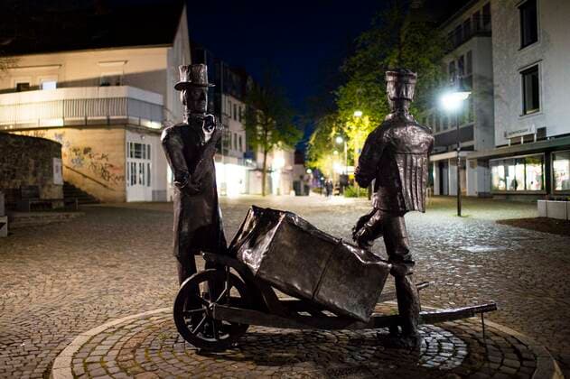 Coronavirus - Ausgangssperre in Bünde Die Straßen in der Innenstadt von Bünde sind mit Beginn des Bundes-Notstandes menschenleer. Das Steinmeister- und Wellensiek-Denkmal, die Pioniere der Zigarren in der Zigarrenstadt Bünde. Foto: Kirchner-Media Wedel Bünde Nordrhein-Westfalen Deutschland Copyright: xKirchner-Media Wedelx