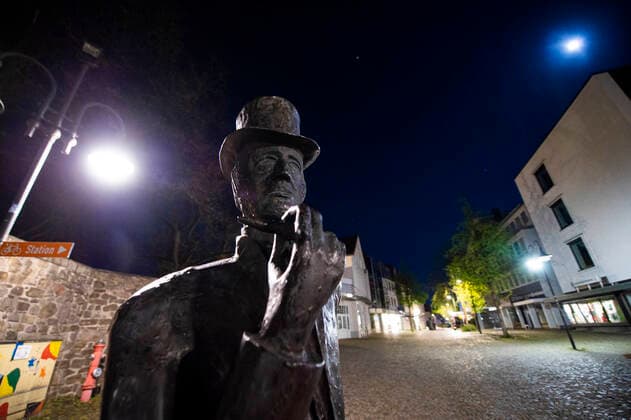 Coronavirus - Ausgangssperre in Bünde Die Straßen in der Innenstadt von Bünde sind mit Beginn des Bundes-Notstandes menschenleer. Das Steinmeister- und Wellensiek-Denkmal, die Pioniere der Zigarren in der Zigarrenstadt Bünde. Foto: Kirchner-Media Wedel Bünde Nordrhein-Westfalen Deutschland Copyright: xKirchner-Media Wedelx