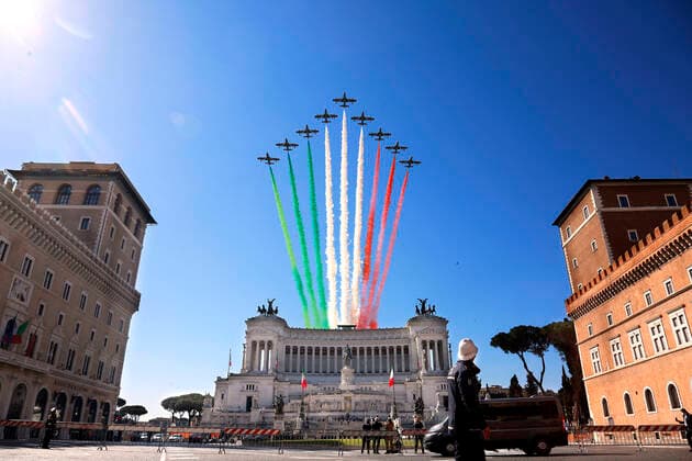 Bilder des Jahres 2021, News 04 April News Themen der Woche KW16 News Bilder des Tages Tricolor arrows passing over the Victor Emmanuel II National Monument (monument to the unknown soldier) in Piazza Venezia in occasion of the anniversary of the of Italy s liberation from nazi-fascism (Liberation Day). Rome (Italy), April 25th 2021 Photo Samantha Zucchi Insidefoto SamanthaxZucchi