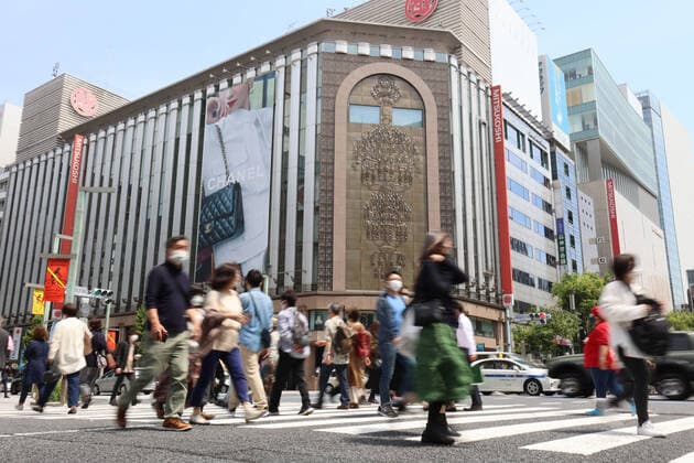 April 25, 2021, Tokyo, Japan - People cross a road at Tokyo s Ginza fashion district on Sunday, April 25, 2021. Tokyo, Osaka, Kyoto and Hyogo prefectures entered a new state of emergency for COVID-19 on April 25 through May 11.  (159020235)