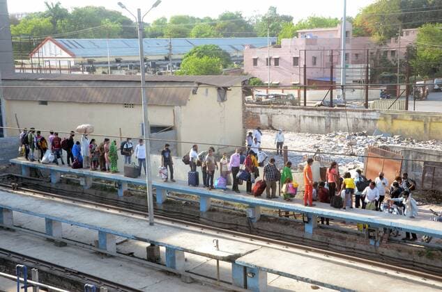 April 25, 2021, Prayagraj, Uttar Pradesh, India: Prayagraj: Migrants arrived by special train at Prayagraj Railway Junction during government imposed weekend lockdown in wake of spread of CORONA virus in Prayagraj on Sunday, April 25, 2021. Prayagraj India - ZUMAv115 20210425_zap_v115_008 Copyright: xPrabhatxKumarxVermax