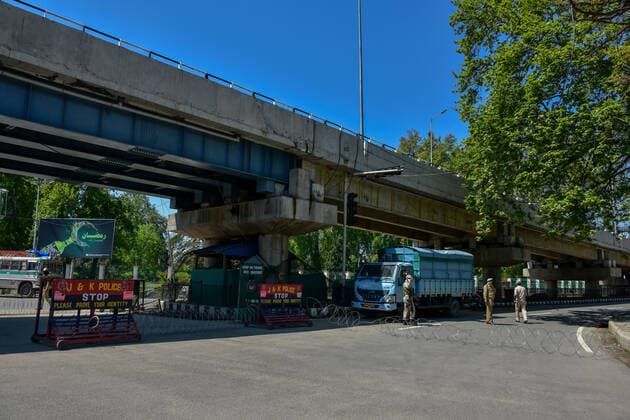 April 25, 2021, Kashmir, Jammu & Kashmir, India: Government forces stand alert at a checkpoint during the imposed curfew..Amid the second wave of the pandemic sweeping across the India, Authorities in Kashmir imposed a 34-hour curfew on Saturday. The curfew which was imposed at 8 pm on Saturday will remain effective till 6 am on Monday. Meanwhile, India s coronavirus cases and deaths hit a new record with 3.49 lakh fresh infections, taking the case load to 1.69 crore, 2,767 people died in the last 24 hours. Kashmir India - ZUMAs197 20210425_zaa_s197_009 Copyright: xSaqibxMajeedx
