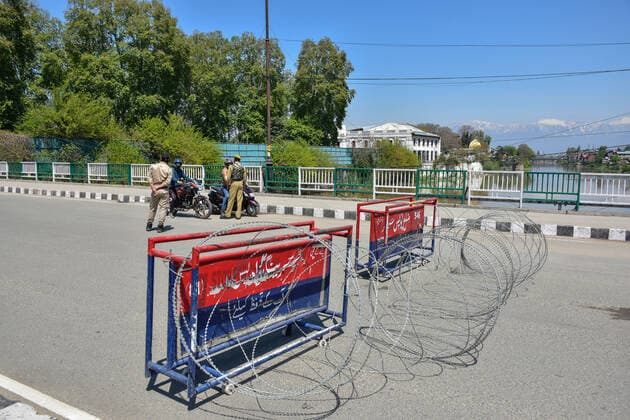 April 25, 2021, Kashmir, Jammu & Kashmir, India: Government forces stop motorcyclists at a temporary check-point during the imposed curfew..Amid the second wave of the pandemic sweeping across the India, Authorities in Kashmir imposed a 34-hour curfew on Saturday. The curfew which was imposed at 8 pm on Saturday will remain effective till 6 am on Monday. Meanwhile, India s coronavirus cases and deaths hit a new record with 3.49 lakh fresh infections, taking the case load to 1.69 crore, 2,767 people died in the last 24 hours. Kashmir India - ZUMAs197 20210425_zaa_s197_019 Copyright: xSaqibxMajeedx