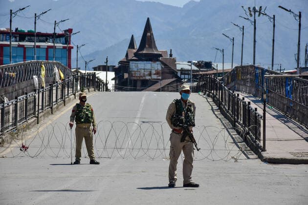 April 25, 2021, Kashmir, Jammu & Kashmir, India: Paramilitary troopers wearing facemasks as a precaution against the spread of covid-19 stand guard during the imposed curfew..Amid the second wave of the pandemic sweeping across the India, Authorities in Kashmir imposed a 34-hour curfew on Saturday. The curfew which was imposed at 8 pm on Saturday will remain effective till 6 am on Monday. Meanwhile, India s coronavirus cases and deaths hit a new record with 3.49 lakh fresh infections, taking the case load to 1.69 crore, 2,767 people died in the last 24 hours. Kashmir India - ZUMAs197 20210425_zaa_s197_021 Copyright: xSaqibxMajeedx
