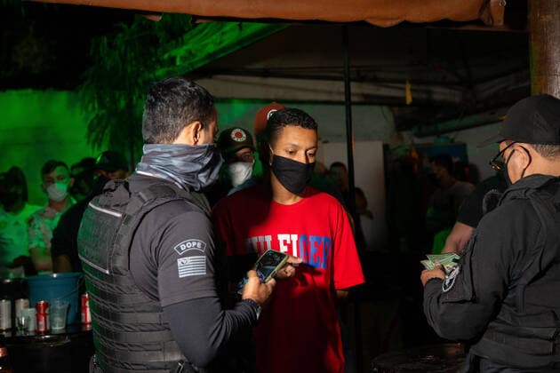 April 25, 2021, Sao Paulo, Sao Paulo, Brazil: Police officers dispersed an illegal and clandestine party in Carapicuiba (Sao Paulo) in the early hours of Sunday, 25. About 120 people were in place, most without a face shield, drinking and smoking hookah, disregarding the health conditions and failing to comply with the quarantine against Covid-19. Sao Paulo Brazil - ZUMAl146 20210425_zaf_l146_005 Copyright: xPauloxLopesx