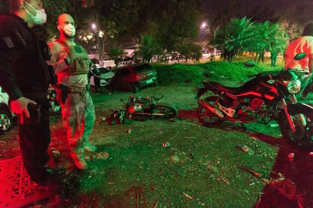 April 25, 2021, Sao Paulo, Sao Paulo, Brazil: Police officers dispersed an illegal and clandestine party in Carapicuiba (Sao Paulo) in the early hours of Sunday, 25. About 120 people were in place, most without a face shield, drinking and smoking hookah, disregarding the health conditions and failing to comply with the quarantine against Covid-19. Sao Paulo Brazil - ZUMAl146 20210425_zaf_l146_016 Copyright: xPauloxLopesx