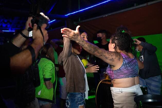 April 25, 2021, Sao Paulo, Sao Paulo, Brazil: Police officers dispersed an illegal and clandestine party in Carapicuiba (Sao Paulo) in the early hours of Sunday, 25. About 120 people were in place, most without a face shield, drinking and smoking hookah, disregarding the health conditions and failing to comply with the quarantine against Covid-19. Sao Paulo Brazil - ZUMAl146 20210425_zaf_l146_017 Copyright: xPauloxLopesx