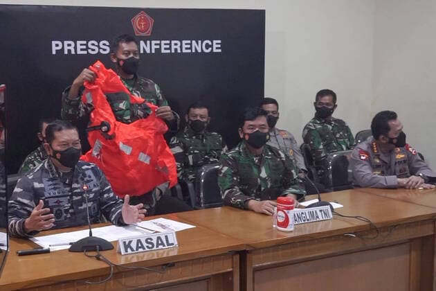 Bilder des Jahres 2021, News 04 April News Themen der Woche KW16 News Bilder des Tages (210425) -- BALI, April 25, 2021 -- A military officer shows a life jacket believed to be from the sunk Indonesian Navy submarine KRI Nanggala-402 during a press conference at Ngurah Rai Airport in Bali, Indonesia, April 25, 2021. The wreckage of the missing Indonesian submarine was located on the sea floor off Bali Island on Sunday with all 53 crew members aboard dead, top military officers said. (Photo by Xinhua) (SPOT NEWS)INDONESIA-BALI-SUBMARINE-PRESS CONFERENCE Bisinglasi 