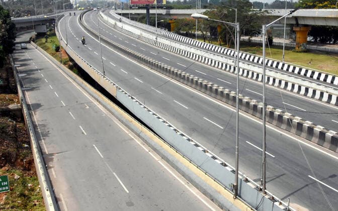 (210425) -- BANGALORE, April 25, 2021 -- A partially deserted road is seen during a weekend lockdown imposed as a preventive measure against COVID-19 in Bangalore, India, April 25, 2021. (Str Xinhua) INDIA-BANGALORE-COVID-19-WEEKEND LOCKDOWN KASHIFxMASOOD 