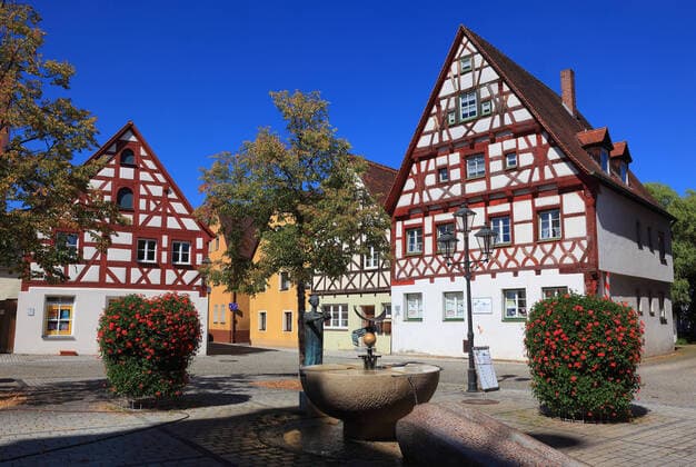 Deutschland, Mittelfranken, Stadt Heideck, Fachwerkhaeuser und Brunnen am Rathausplatz 50216014.tif
